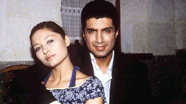 3. Asmalı Konak'ın efsane ikilisi Nurgül Yeşilçay ve Özcan Deniz de birbirlerinin şöhretini ikiye katlayan partnerler olarak hafızamızdaydı.