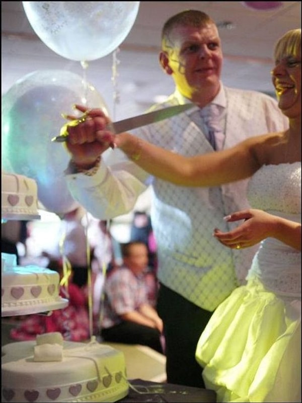 2. А они точно знают, что резать нужно торт?