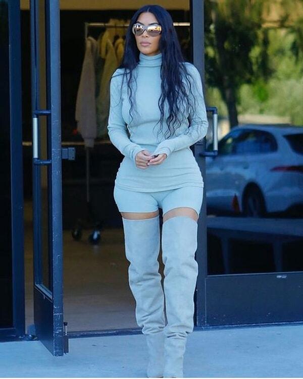 Baştan ayağa aynı rengi tercih ettiği bu kombininde de kısa taytı çizme ile giyerek farklı bir görünüme imzasını atmış Kim Kardashian...