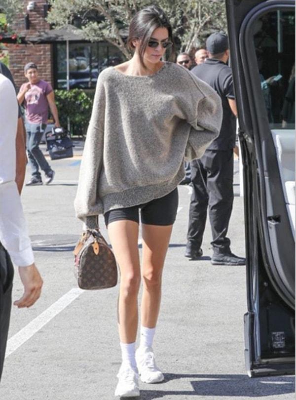 Ve Kardashian'ların model olan üyesi Kendal Jenner da elbette ki bu yeni moda akımından uzak kalamazdı..