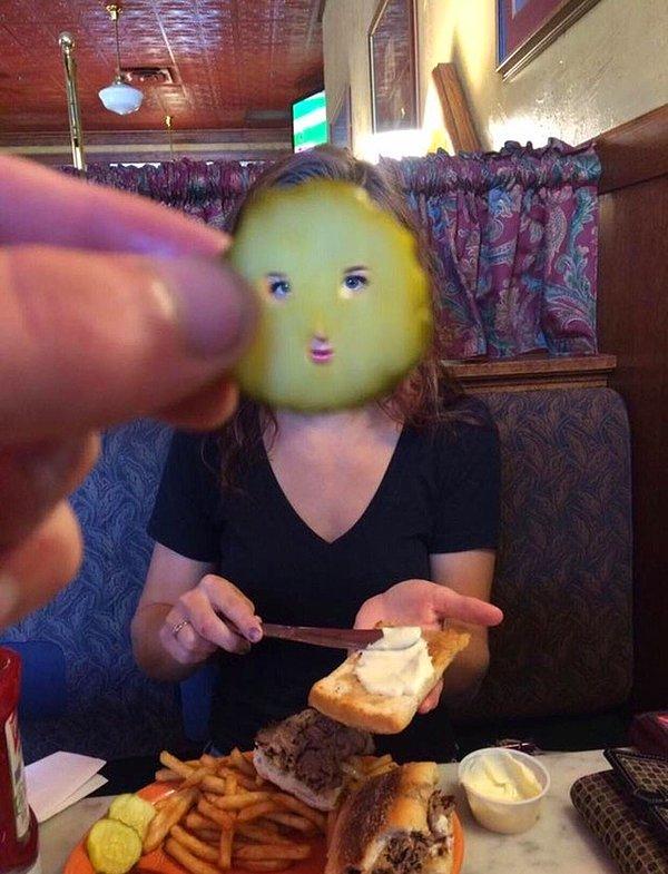 15. "Erkek arkadaşımdan salatalık maskesi istedim, bana bu fotoğrafı verdi."