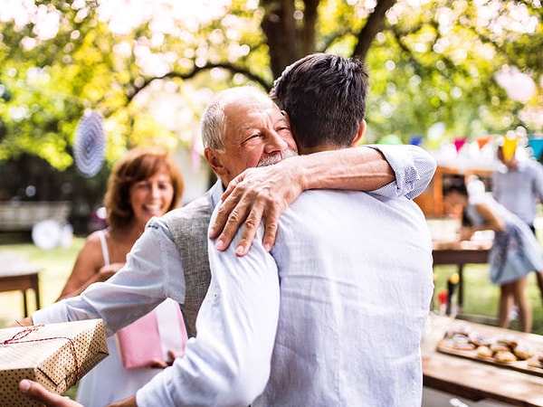 11. Обнимают ли вас родители каждый раз, когда вы встречаетесь?