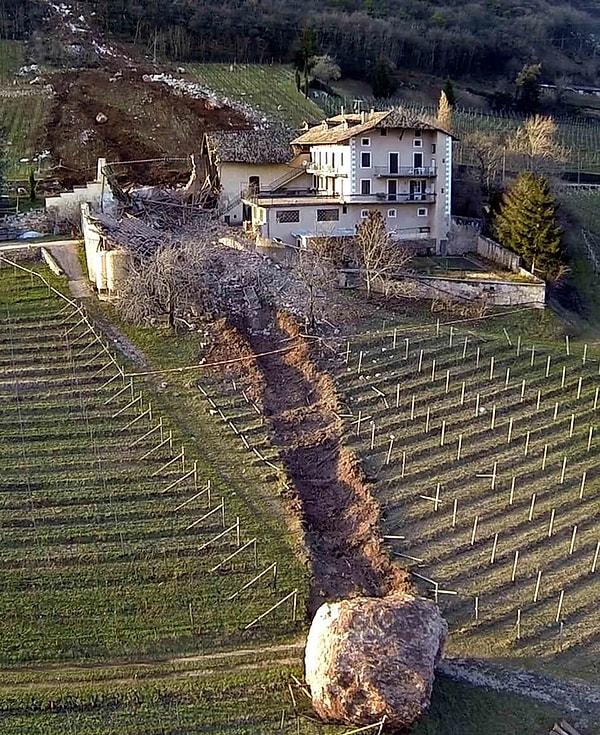 2. İtalya'da kopan bir kaya parçası bir eve teğet geçti.
