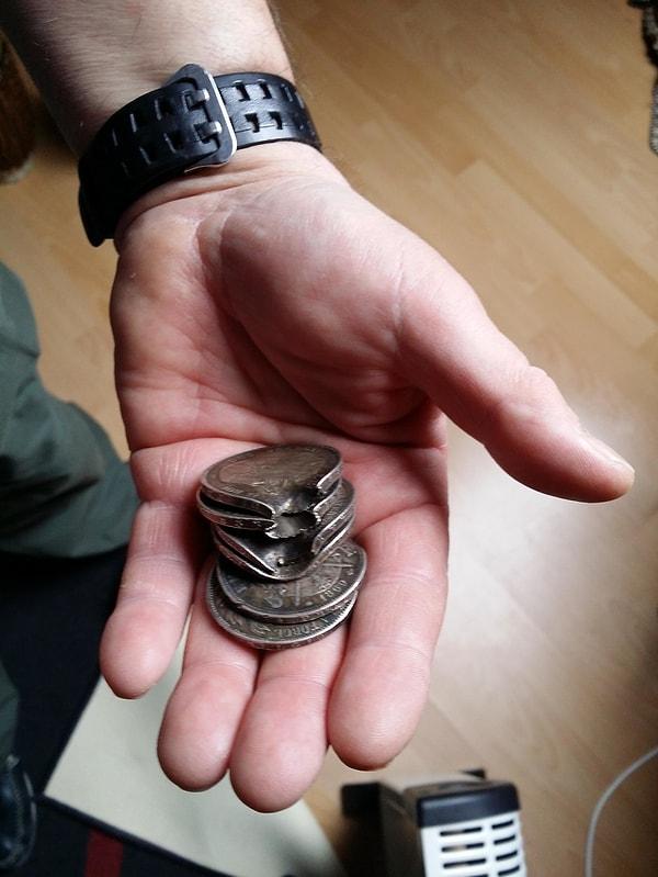 20. "Büyük büyükbabamın cebindeki bu madeni paralar Birinci Dünya Savaşı sırasında bir kurşunu yutarak hayatını kurtardı."