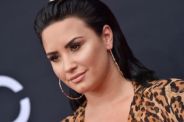 Dünyaca ünlü şarkıcı Demi Lovato, dün öğlen saatlerinde acilen hastaneye kaldırıldı.