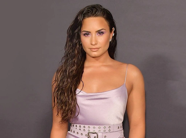 Unlu Sarkici Demi Lovato Yuksek Doz Eroin Sebebiyle Hastaneye Kaldirildi Onedio Com