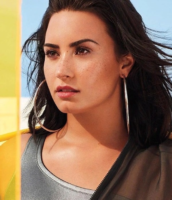 10. Журнал People утверждает, что сейчас Ловато находится в стабильном состоянии, в окружении своей семьи.