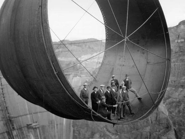 3. 1930'larda Hoover Barajı inşası sırasında borularda duran adamlar...