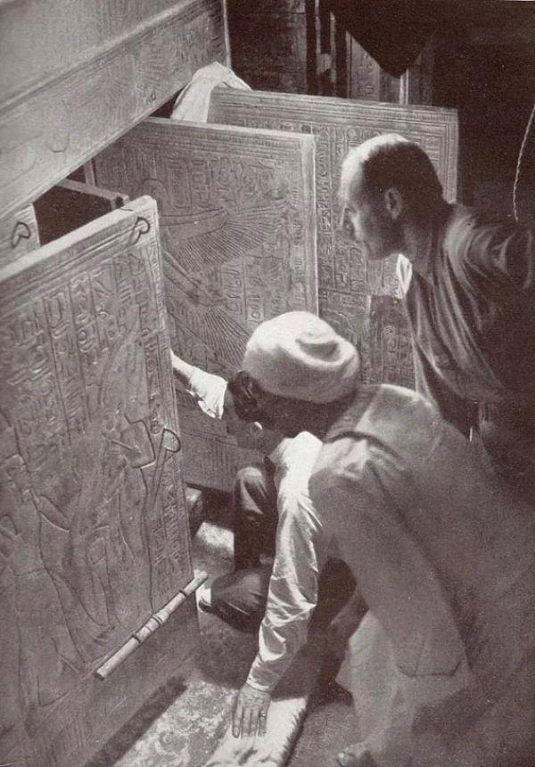 9. Howard Carter, Kral Tutankhamun'un mezarını açarken...