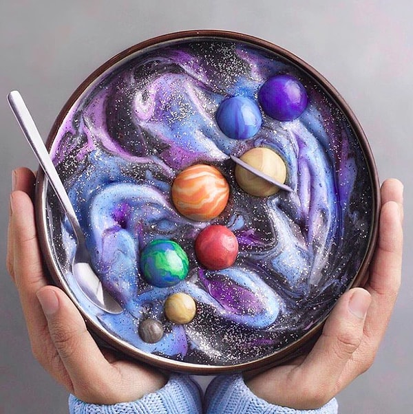 3. Приготовление самой основы смузи занимает всего несколько минут, чего не скажешь об оформлении. Для начала Хосе рисует эскиз того, как будет выглядеть блюдо. На то, чтобы собрать ингредиенты и подобрать правильную посуду, уходит несколько дней.