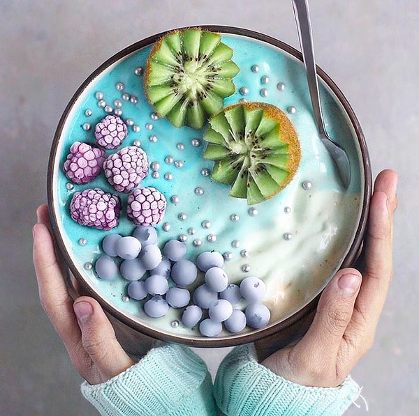 8. Парень покупает свежие ягоды, а затем помещает их в морозилку - после разморозки получается прекрасный пастельный цвет.