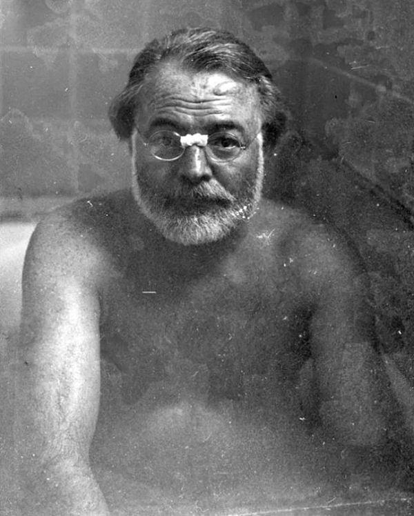 26. Ernest Hemingway küvette rahatlarken...