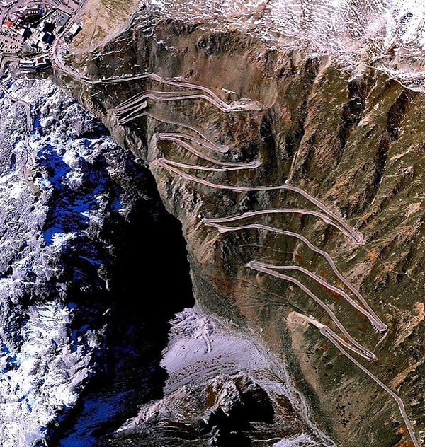 11. Это горный перевал Стельвио в Альпах - самый высокий перевал с асфальтированной дорогой в Италии: