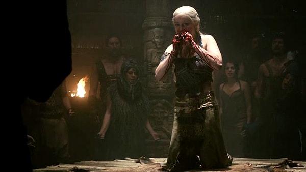 12. 'Game of Thrones'un birinci sezonunda Daenerys'in yediği at kalbi aslında kocaman bir jelibon. Her tarafı yapış yapış sahte kanla kaplanan oyuncu klozete yapışmış.