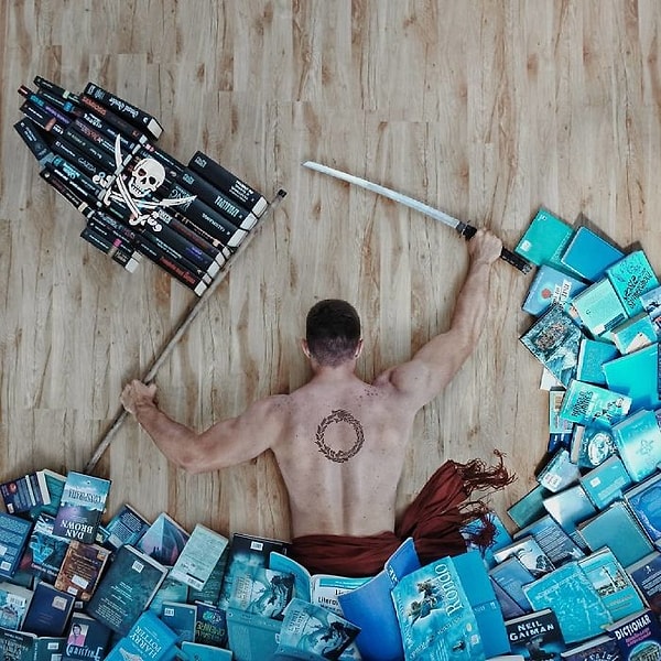 2. Джеймс говорит, что идея воссоздания сцен из прочитанных произведений с помощью самих книжек пришла к нему довольно спонтанно.