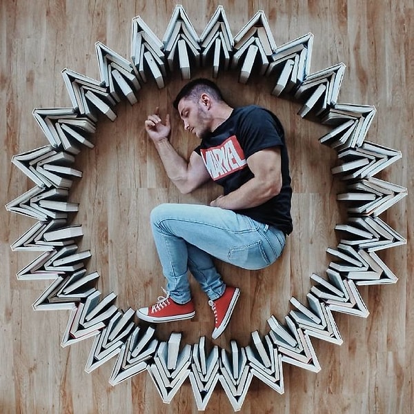 5. Вот так книжная коллекция молодого человека превратилась в узнаваемые сцены из бестселлеров и просто причудливые орнаменты, которые радуют глаз.