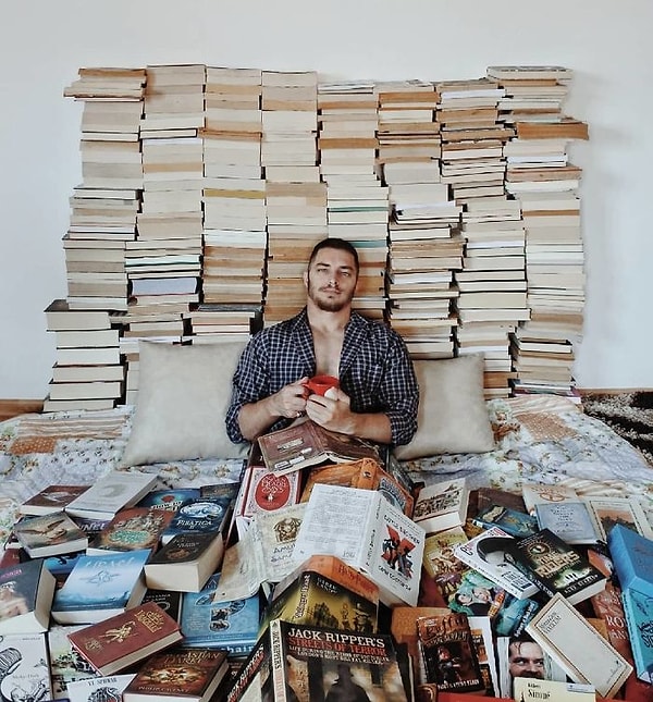 10. Тревино отмечает, что будет продолжать расширять свою книжную коллекцию и радовать своих подписчиков новыми сценами из книжек.