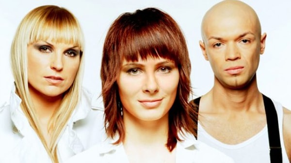 9. Что держала в руках солистка группы Demo?