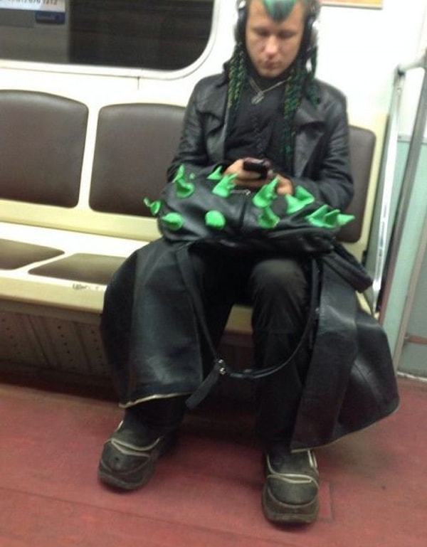 2. Человек в чёрном сюртуке (с примесью зелёного)?