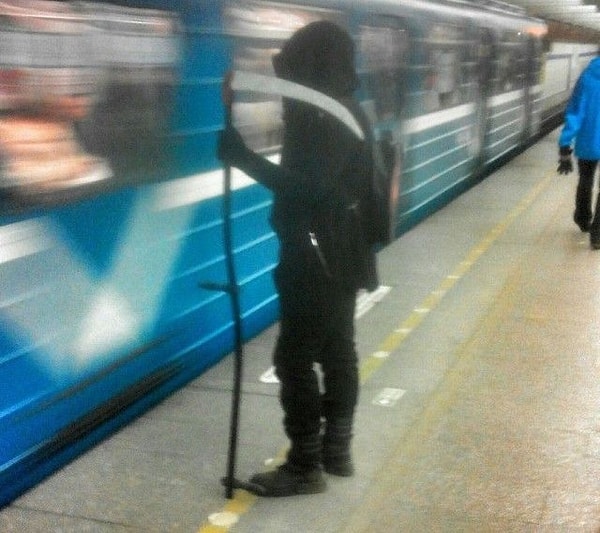 4. Смерть с косой может настигнуть вас даже в метро!