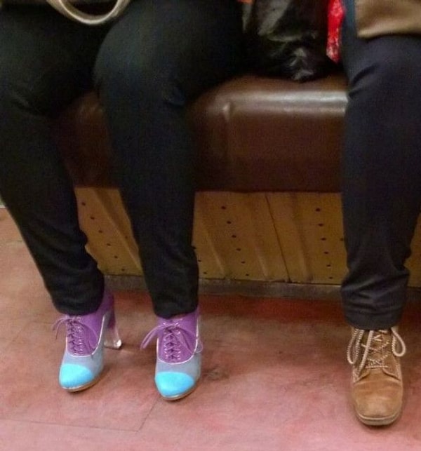 13. Своим отличным настроением нужно делиться со всей подземкой 💙💜