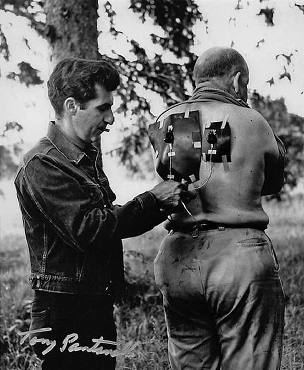 3. Мастер спецэффектов Тони Пантанелла готовит одного из зомби к съемкам. «Ночь живых мертвецов», 1968 год.