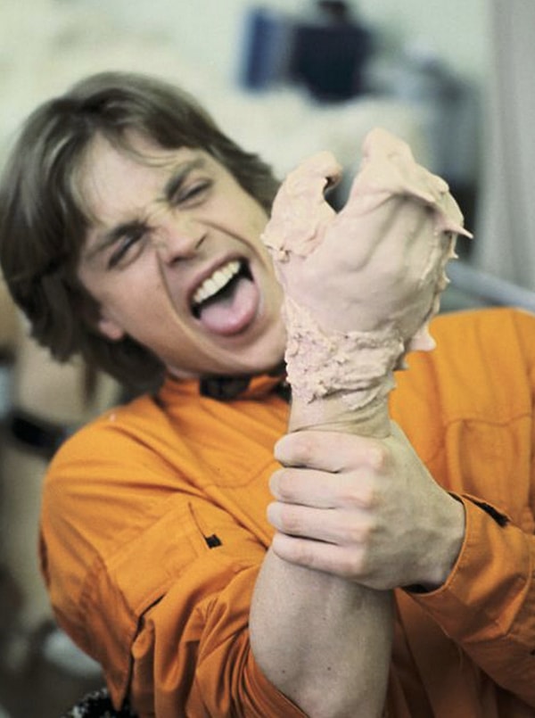 15. Марк Хэмилл репетирует сцену, где он теряет руку в схватке с Дартом Вейдером. «Звездные войны. Эпизод V: Империя наносит ответный удар», 1980 год.