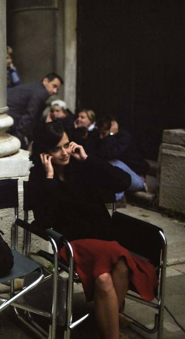 9. Ева Грин и другие члены команды прикрывают уши перед взрывом на съемках «Казино „ Рояль “», 2006 год.