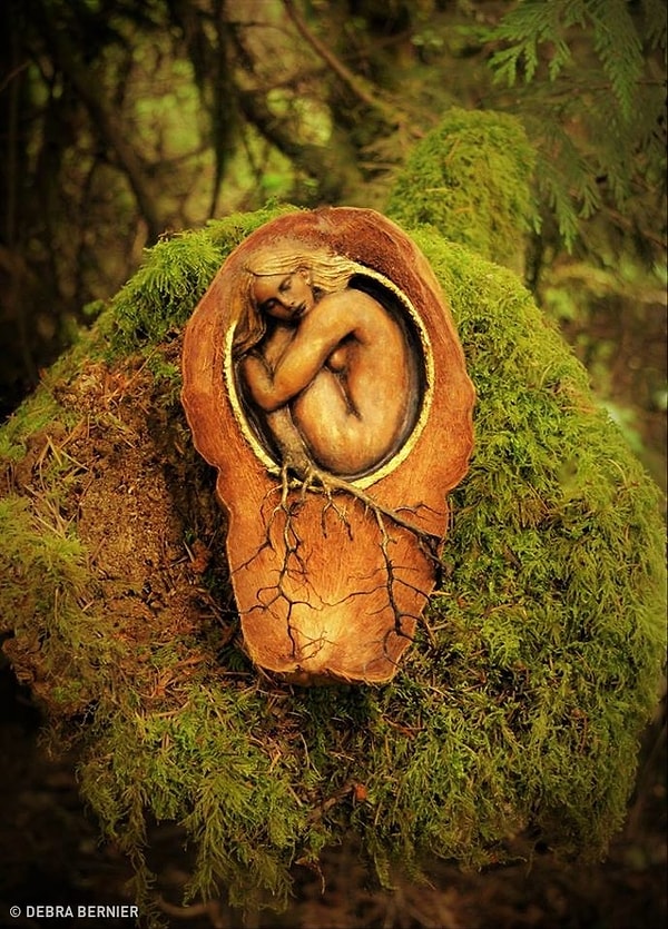 8. Женщина, которая вросла корнями в шар...