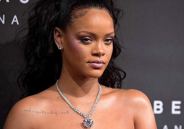 Rihanna, poposuna şaplak atılmasını seviyor.