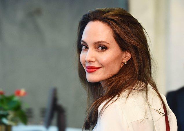 Angelina Jolie, yatakta partneriyle beraber bıçaklarla oynamayı seviyor.