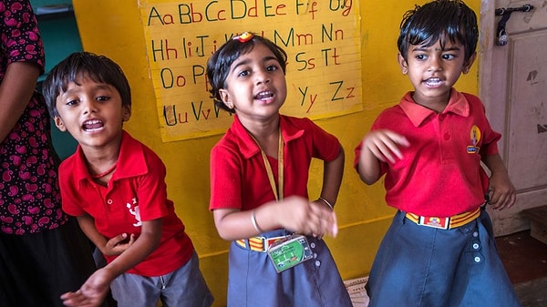 Утро в школах начинается именно с таких "счастливых" упражнений.