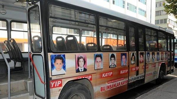 Umut Otobüsü üzerine, çakmaklara, kibritlere, takvimlere Gürsel'in fotoğrafları basıldı.