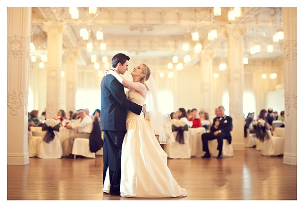 Для вашего свадебного танца идеально подойдет композиция группы Марсель — "Эта песня для тебя".