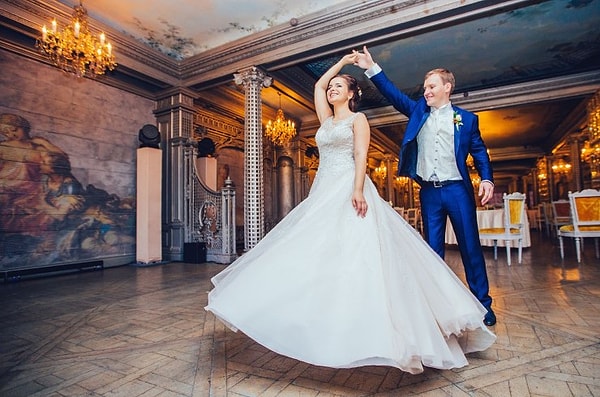 Для вашего свадебного танца идеально подойдет вальс из к/ф "Мой ласковый и нежный зверь".