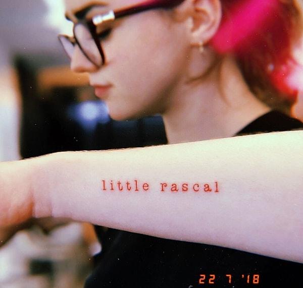 Son olarak, 'little rascal' yazan bir dövme yaptırdı. Anlamını tam olarak bilmiyoruz ama takma isim tarzı bir şey olduğunu düşünüyoruz.