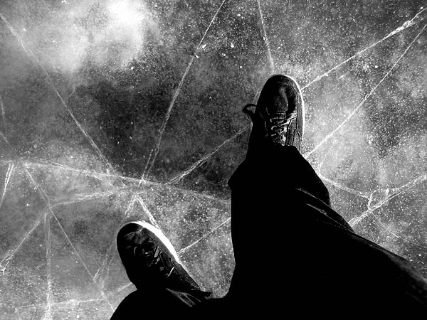 8. На лед какого цвета вы никогда не должны наступать?