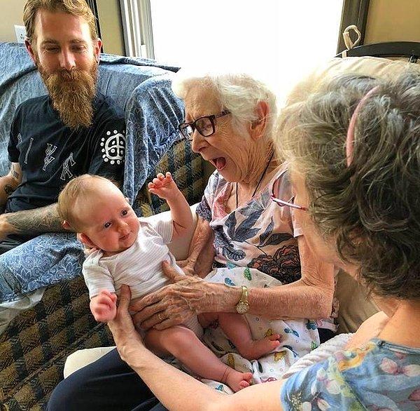 12. "Bu güzel fotoğrafta tam 4 nesil var. 97 yaşındaki büyük annem, annem, erkek kardeşim ve onun 2 aylık bebeği. (Bu arada yeğenim kendisini tutan harika kadınla aynı ismi taşıyor)