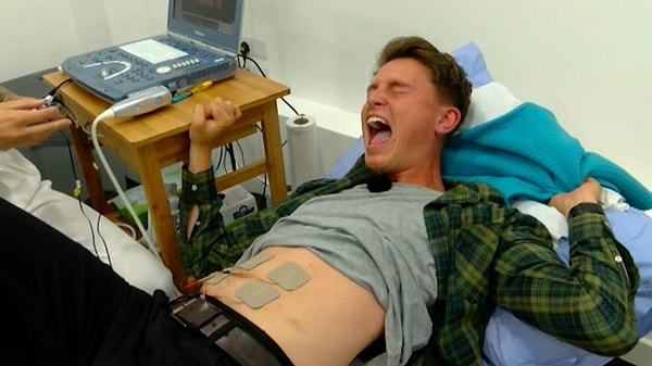 8. А затем их подключают к машине и подвергают электромиостимуляции в течение 7 минут, постепенно увеличивая мощность «схваток».