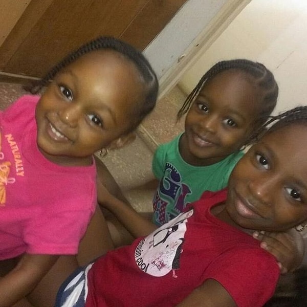 5. Фотограф отметила, что у девочки есть еще две сестры с красивым лицом и сильным характером.