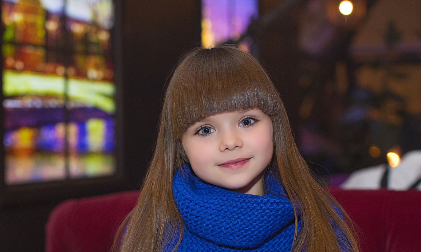 7. Отметим, что, по версии британских СМИ, ранее статуса "самой красивой девочки" удостоилась россиянка Анастасия Князева