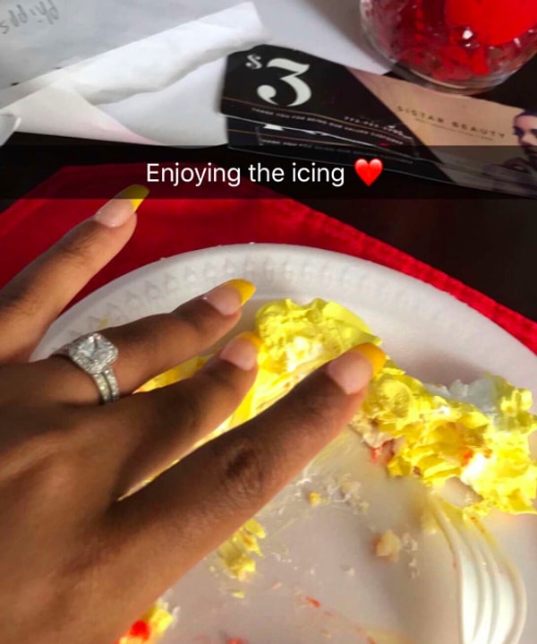 Ведь мир должен знать, что она ПОМОЛВЛЕНА!