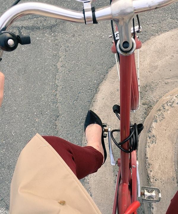 7. "Sokağın karşısından bir adam rastgele bağırdı: 'Neden topuklularla bisiklet sürüyorsun?' Ben de geri bağırdım: 'Çünkü topuklularla yürümekten çok daha rahat.' "