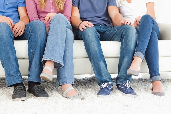 5. Сидеть, закинув ногу на ногу, чревато варикозным расширением вен