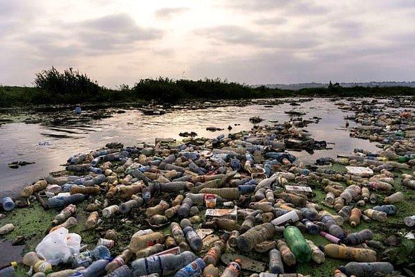 İnsanlar HER DAKİKA dünya çapında  BİR MİLYON plastik şişe alıyorlar. Bu saniyede 20,000 şişe eder.