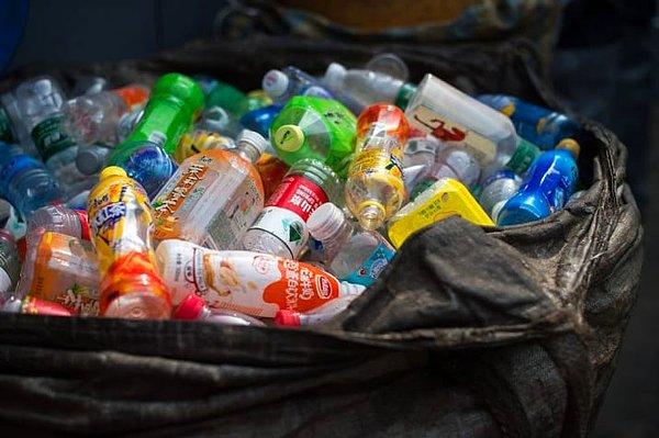 Ve bu şişelerin %50'sinden fazlası okyanuslarda ya da çöp sahalarında son buluyor.