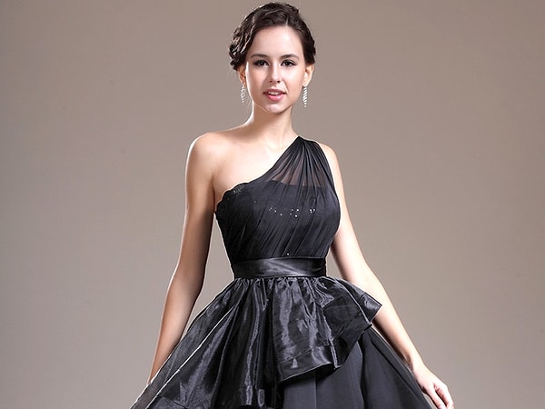 15. Вы ходили на мероприятия в одном платье уже несколько раз, потому что просто не можете заставить себя пойти в магазин и купить новое 😝