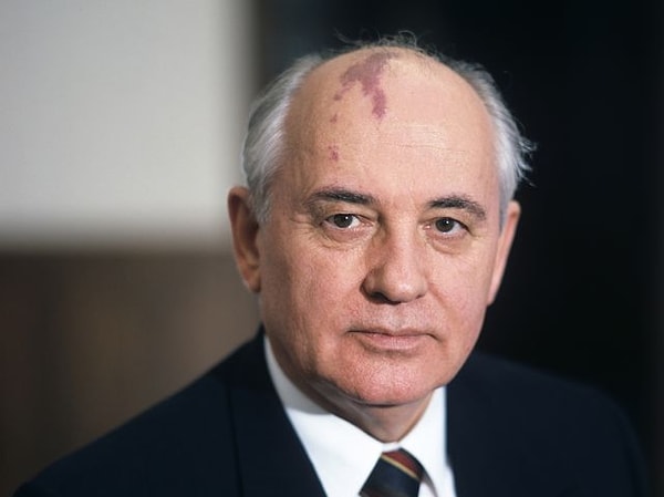 2. Кто стал президентом после Михаила Горбачева?