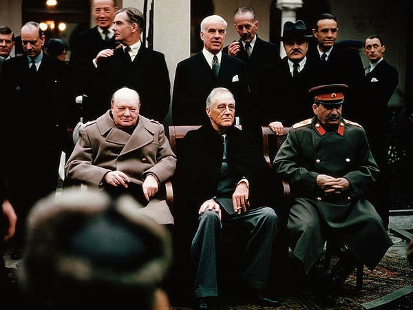 6. Как звали человека, который располагается посередине?