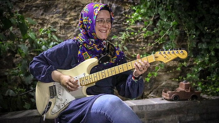 Elektrogitarıyla Ezber Bozan Anne: Rümeysa Çamdereli